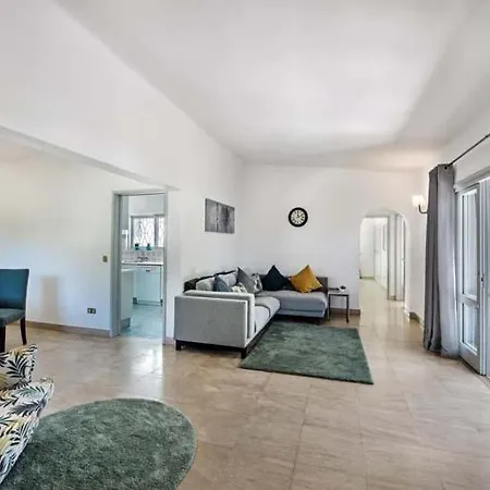 Sleeps 6 Pool Air Con T630467