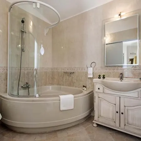 Villa Sleeps 6 Pool Air Con T630467 *