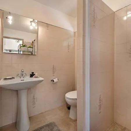 Sleeps 6 Pool Air Con T630467
